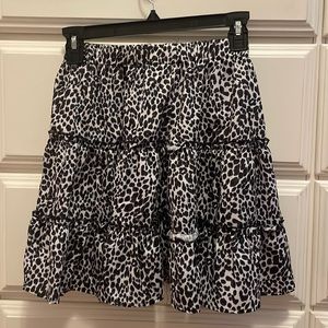 Leopard printed mid/mini skirt